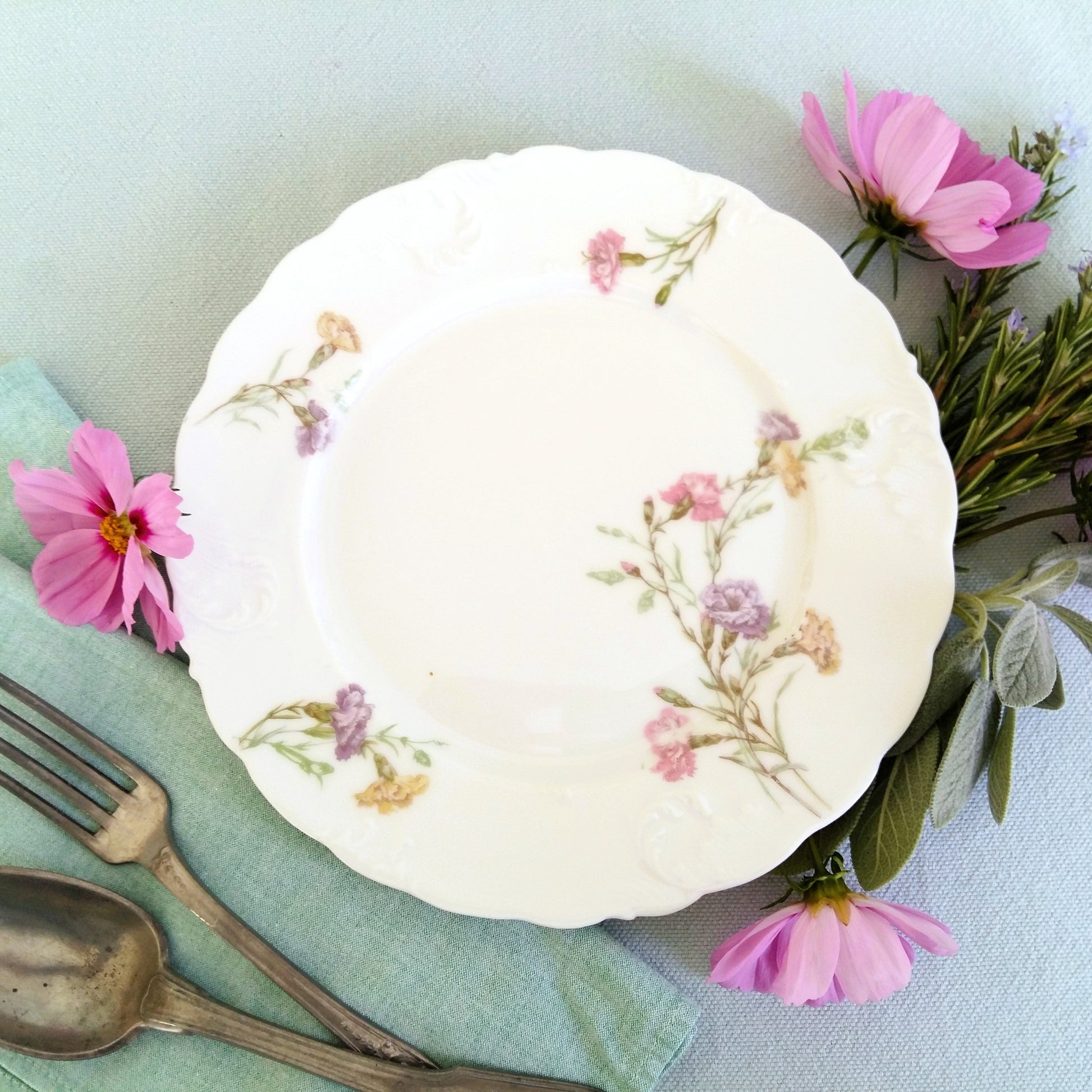 Ten Mismatched 1950s Floral Plates from Tiggy & Pip - Just €240! Shop now at Tiggy and Pip