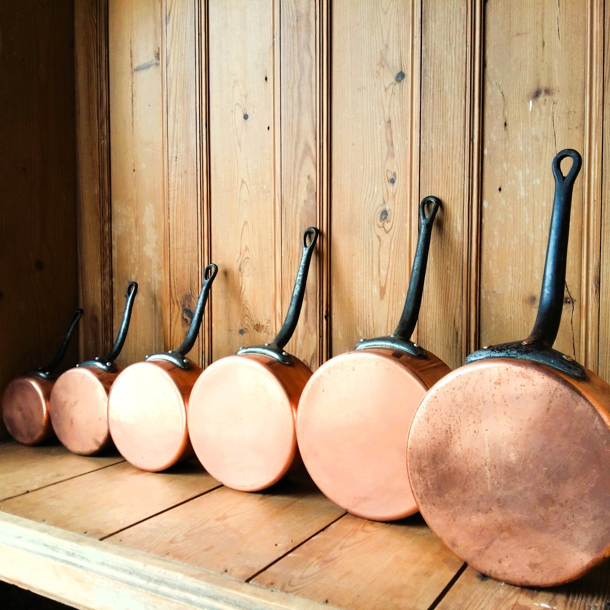 SIX Copper Pans with Cast Iron Handles from Tiggy & Pip - Just €280! Shop now at Tiggy and Pip