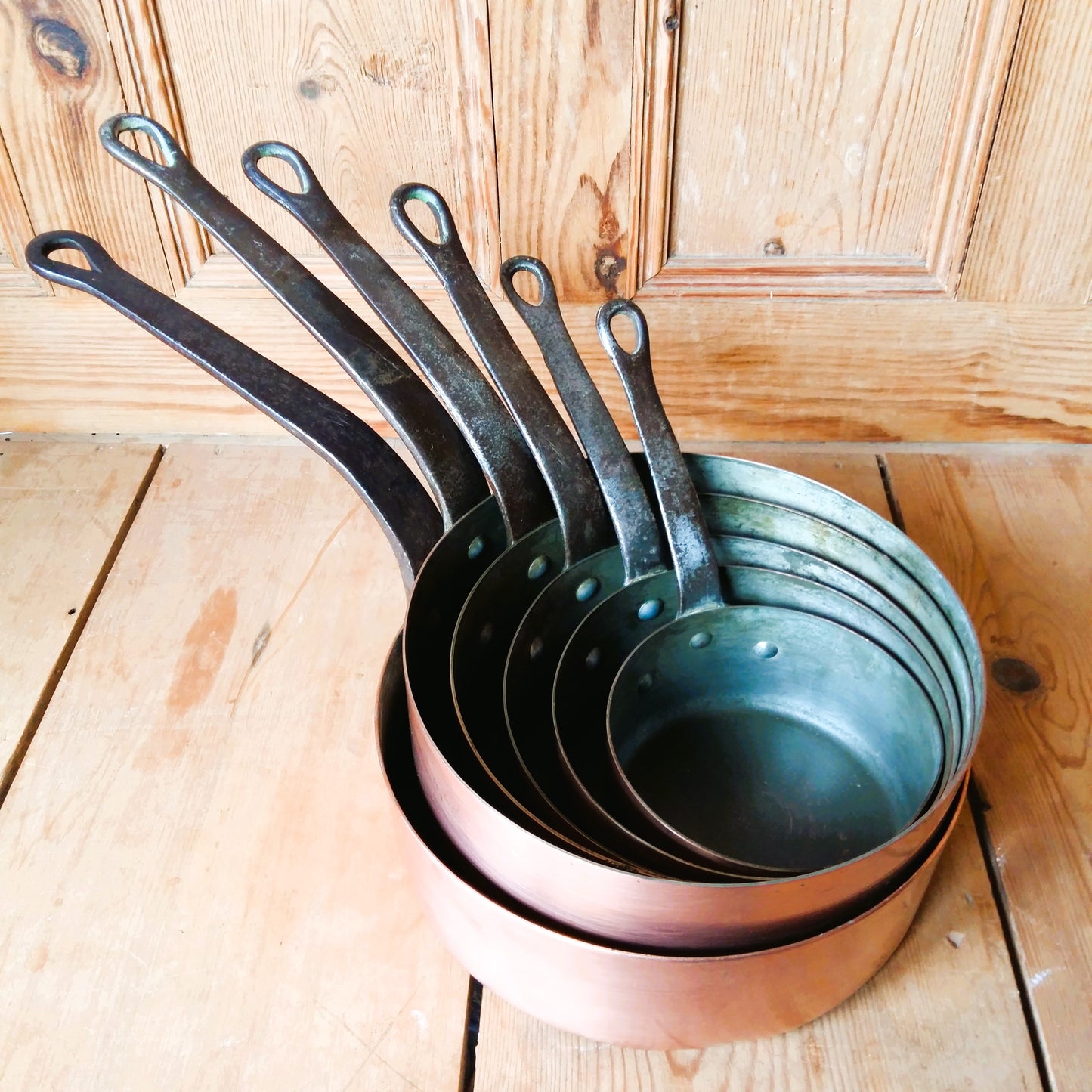 SIX Copper Pans with Cast Iron Handles from Tiggy & Pip - Just €280! Shop now at Tiggy and Pip